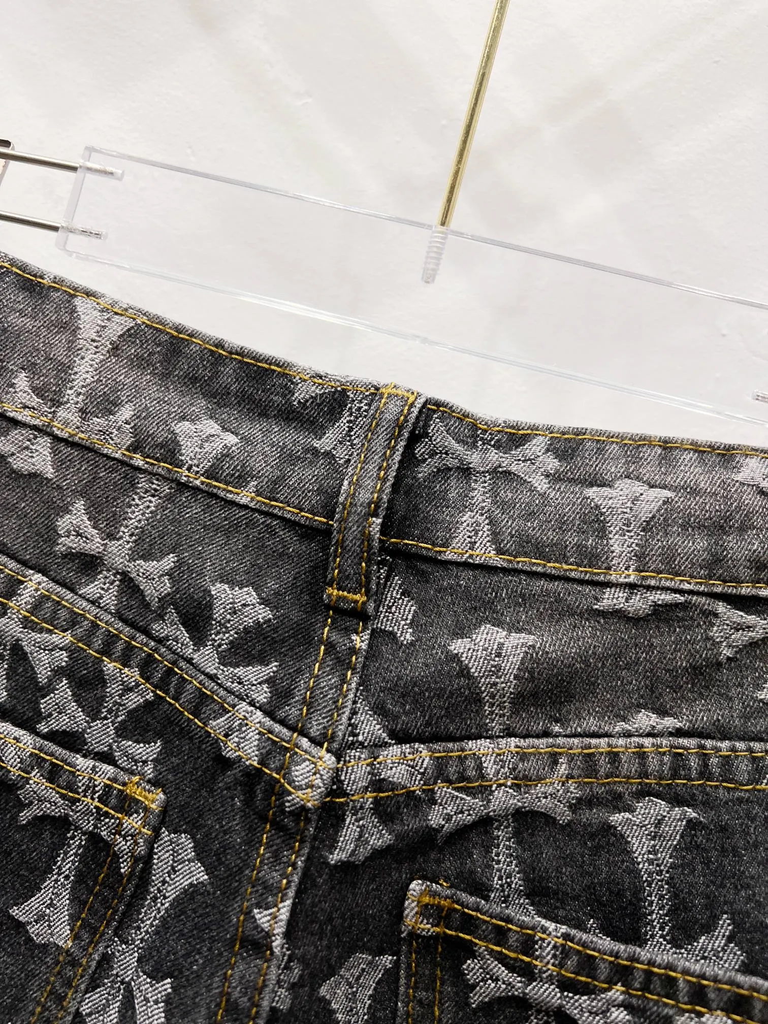 P230 Style No.: (r044) Chrome Hearts double-sided full logo jacquard dark pattern heavy-duty all-over printed cross jeans. The same style as the Internet celebrity star's cross-printed denim jacket. The unique cross design elements and all-over printing are full of design. It is made of 100% denim cotton fabric with heavy coarse yarn count, which ensures a stiff and tough silhouette while being soft, comfortable and breathable. The lapel is designed with silver buttons and is full of texture. The classic white cross logo is all over the dress, making it a perfect versatile style for spring and summer! Customized jacquard fabric, you can wear it in various styles. This gender-neutral shirt is a must-have for nightclubs. It can be worn as a jacket for both men and women. It can be easily worn by both men and women! The original loose version is made of high-quality pure cotton fabrics. The fabric pattern is high-definition and delicate without burrs. It is comfortable and breathable to wear. All the buttons are molded and customized. It is casual and fashionable and can be matched with any bottoms. It can be windproof and sunproof in spring and summer. It can be worn outside in autumn and winter! Easily concave shape makes you look slimmer and taller, perfect for both men and women! Customized main label, accessories, fully washable, whole body wiring, quality control, no heads!  Luxurious dark high street, Hollywood's luxury brand, 22SS's latest couple's leather cross short-sleeved T-shirts, all reflect their own unique style! Made of thick black cotton, goatskin appliqués, hand-sewn custom metal hardware, and silicone varnish printing, multiple materials collide to create a unique texture. It also incorporates ChromeHearts medieval-style Sanskrit fonts and classic horseshoes, creating a unique and charming dark texture under the graceful arcs and all-black shadows, full of artistic sense!